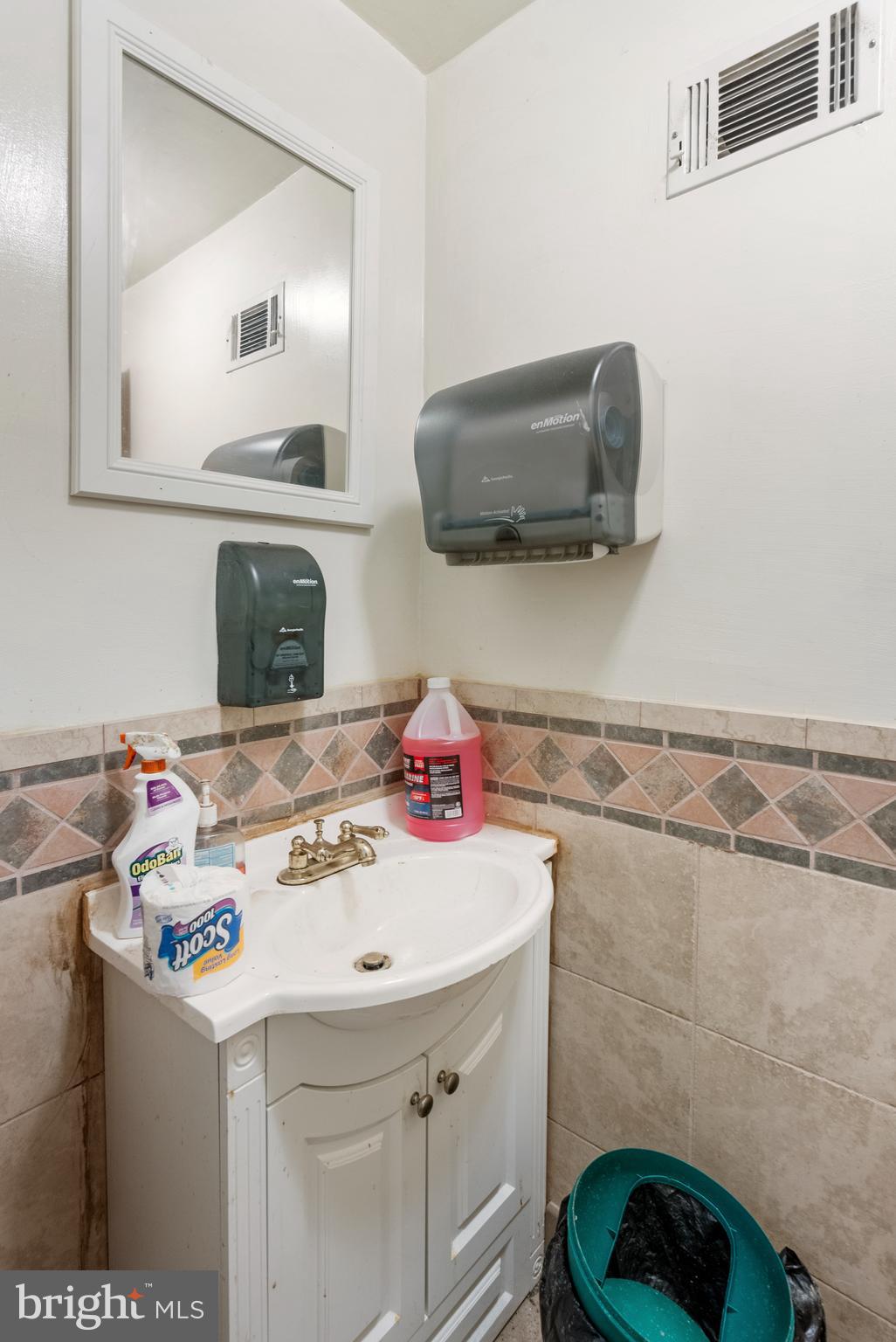 2400 Druid Hill Avenue Baltimore, MD 21217 - Photo 26 of 27 a bathroom with a sink and a mirror