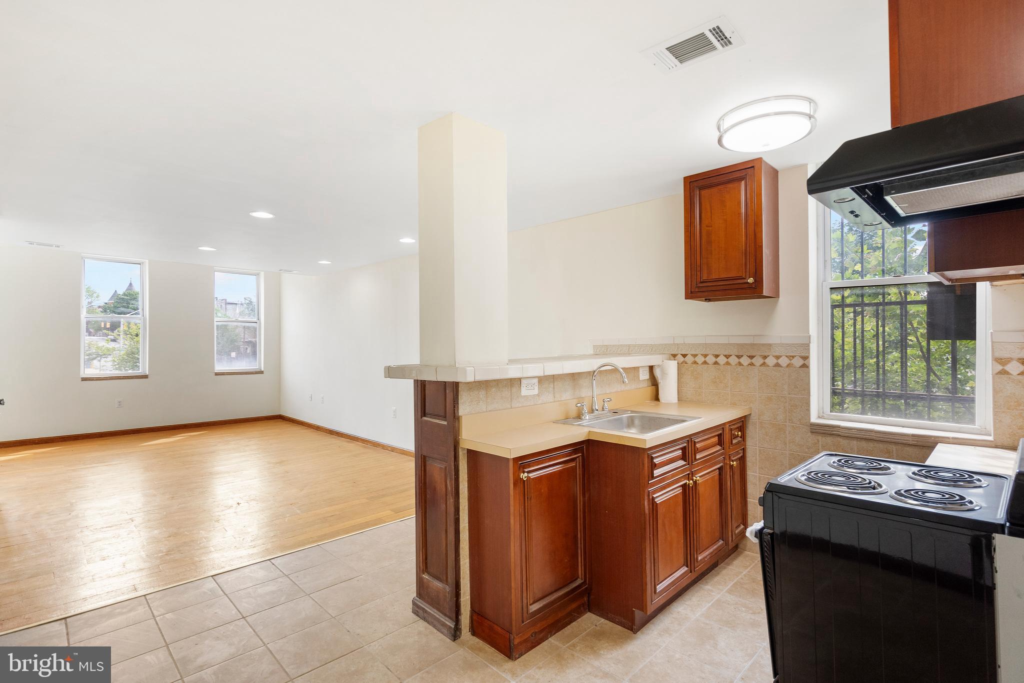 2400 Druid Hill Avenue Baltimore, MD 21217 - Photo 3 of 27 a kitchen with a stove and a sink