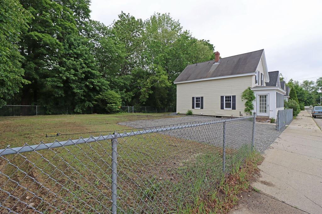 21 Butler Street Sanford, ME 04083 - Photo 3 of 35 IMG_3043