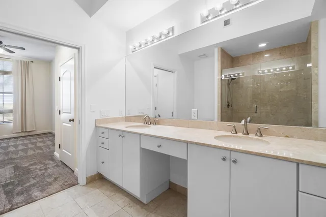 a close up view of a washer and dryer