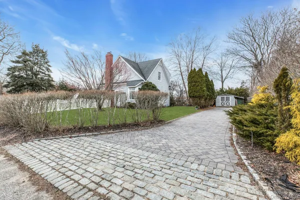 $1,100,000 | 4 Wells Lane, Hampton Bays, NY 11946