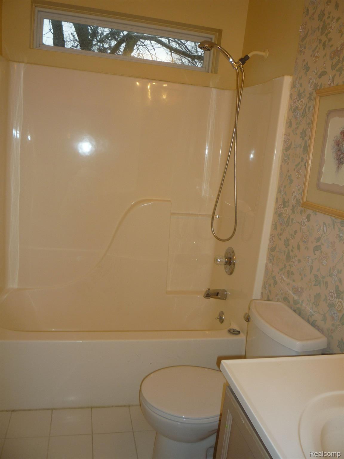 1423 Rillview Court Metamora, MI 48455 - Photo 49 of 62 Full bath on second level