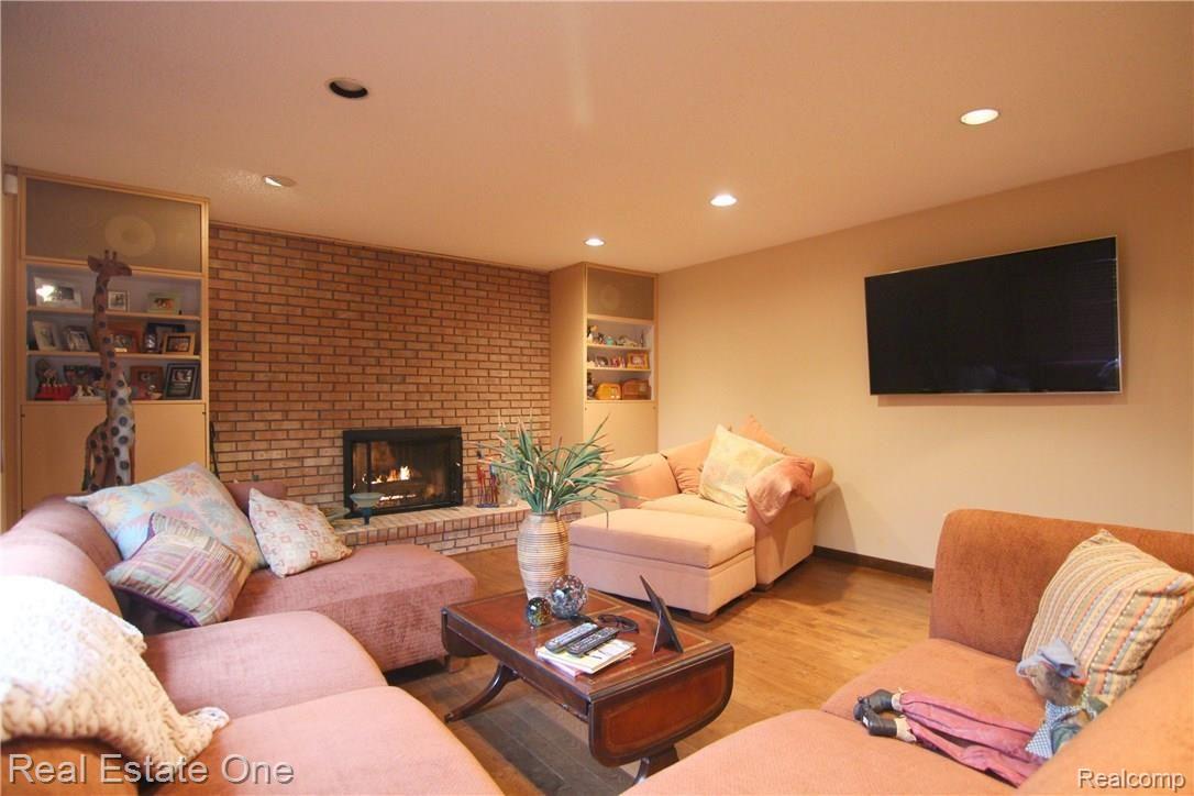 30215 High Valley Road Farmington, MI 48331 - Photo 19 of 30 jHigh Valley Rd Great Room 2.jpg