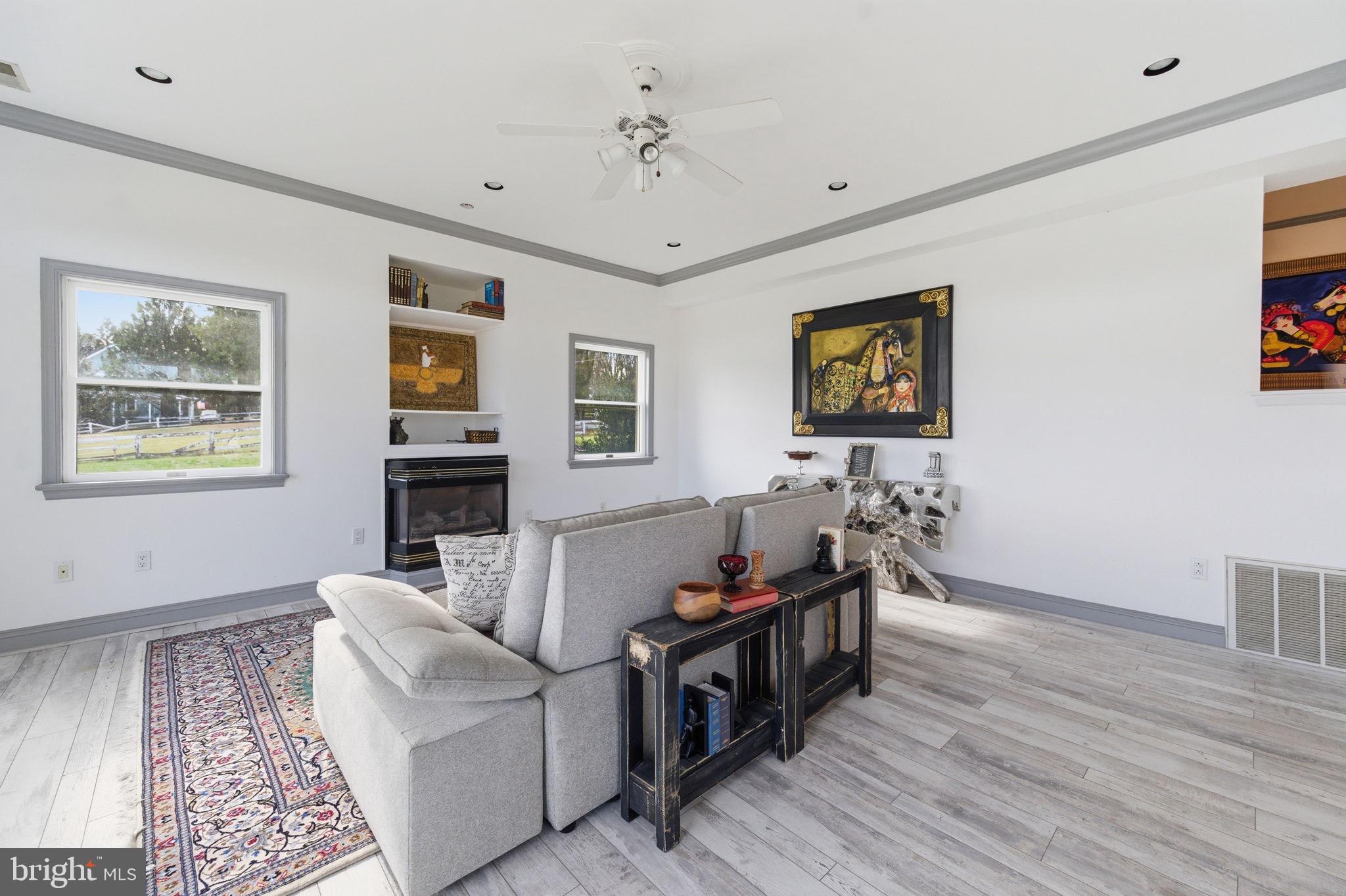 11641 Glen Road Potomac, MD 20854 - Photo 3 of 40 Living Room