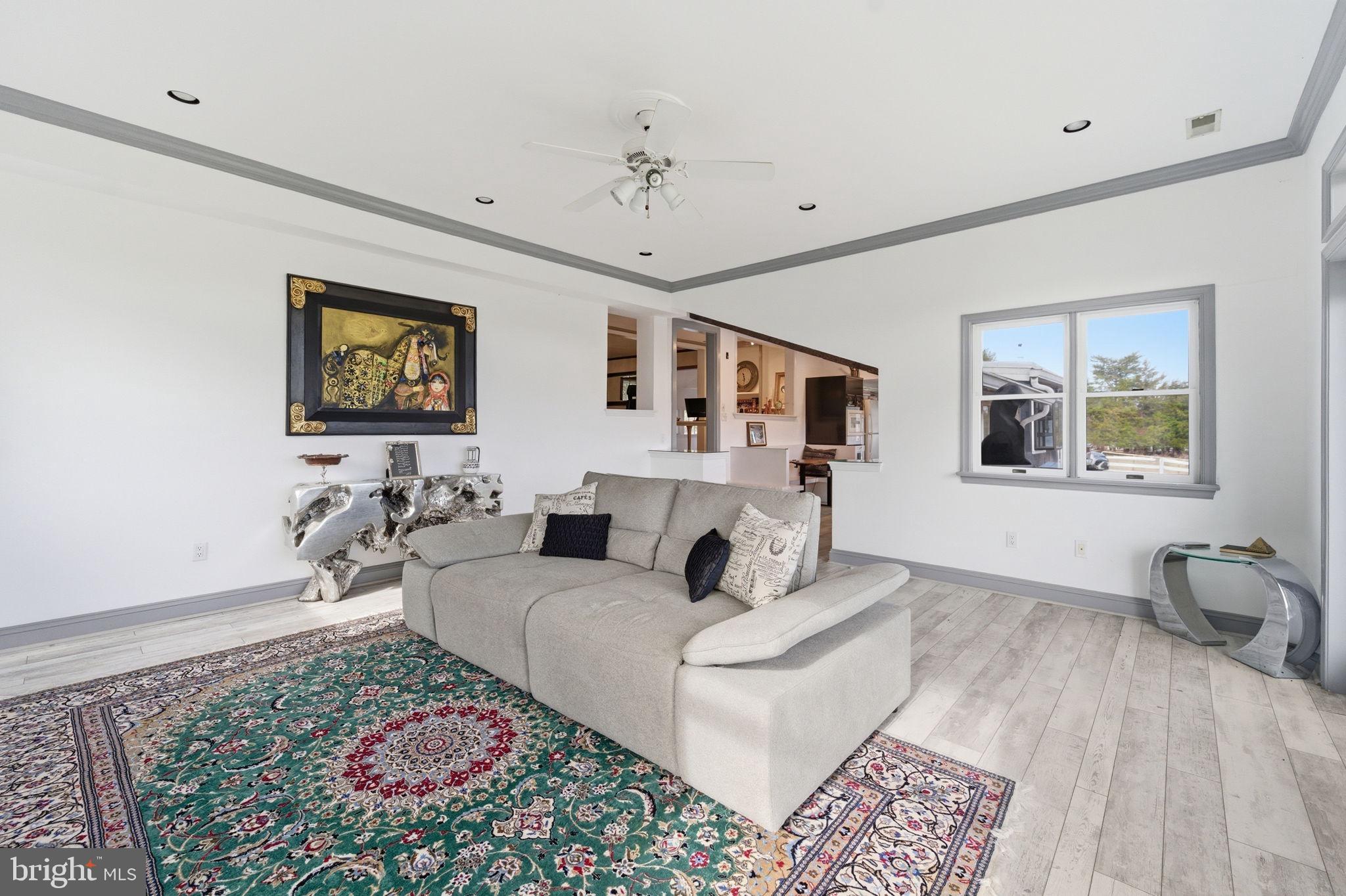 11641 Glen Road Potomac, MD 20854 - Photo 4 of 40 Living Room