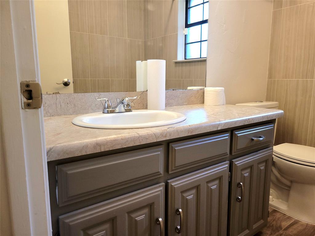 912 North Dove Road Grapevine, TX 76051 - Photo 17 of 36 a bathroom with a sink and a toilet