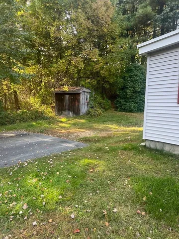 a view of a backyard