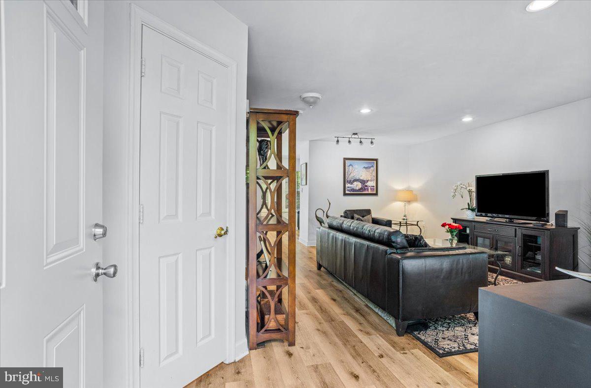 9245 Ridgefield Circle Frederick, MD 21701 - Photo 3 of 53 Bright open foyer