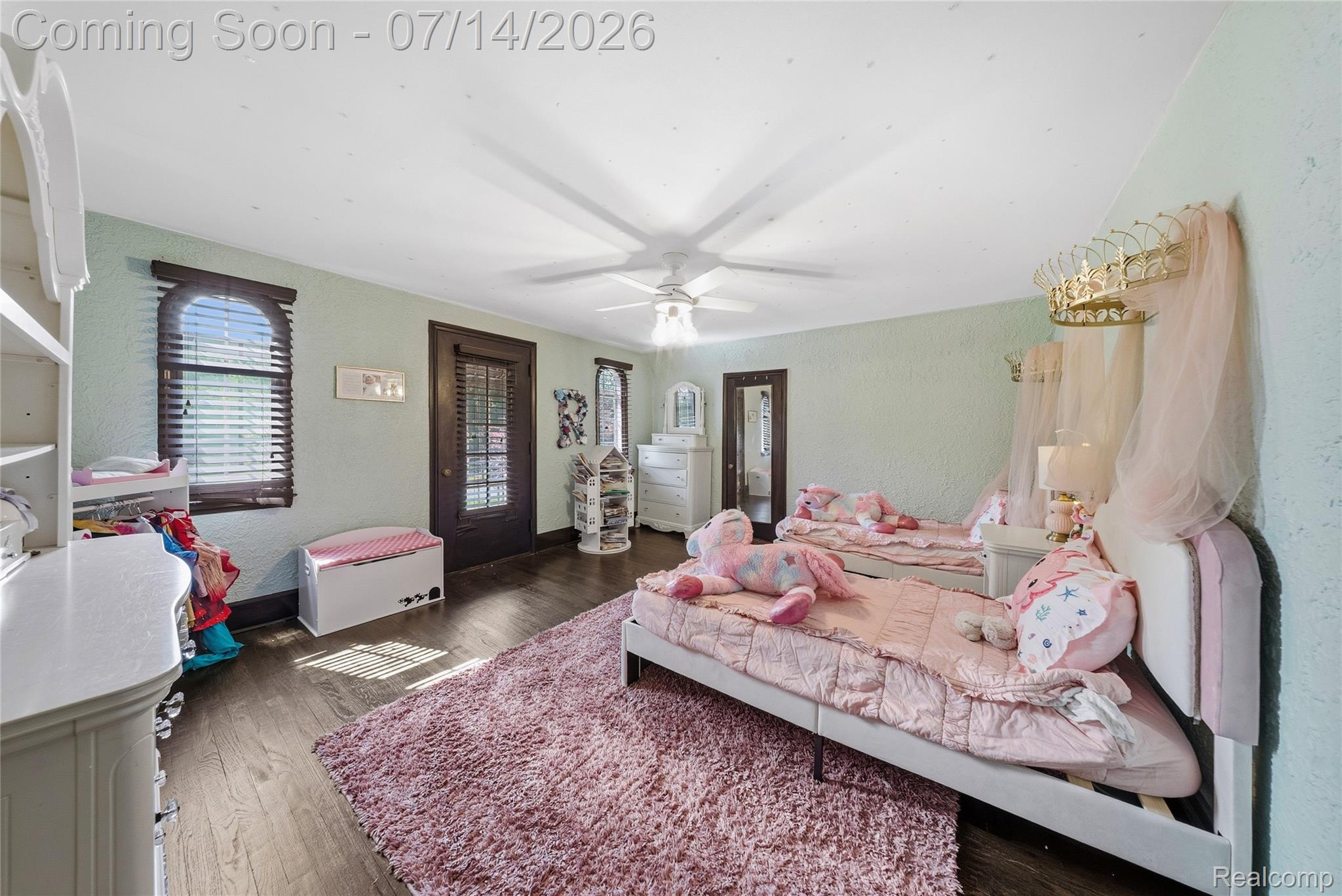 18460 Meridian Road Grosse Ile, MI 48138 - Photo 27 of 50 Spacious room featuring wood-finish flooring and light green walls