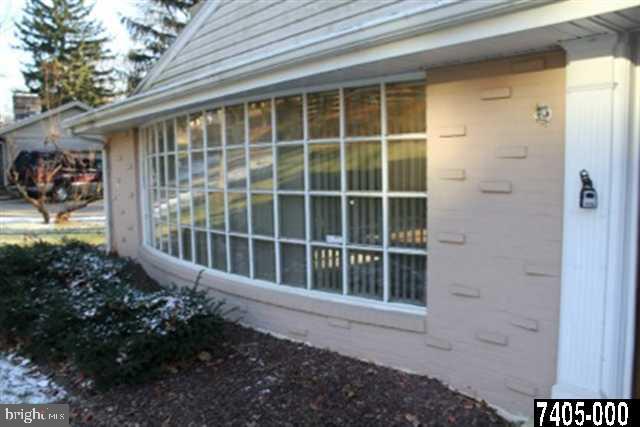 1562 Crestlyn Road York, PA 17403 - Photo 3 of 25 Gallery Image 3