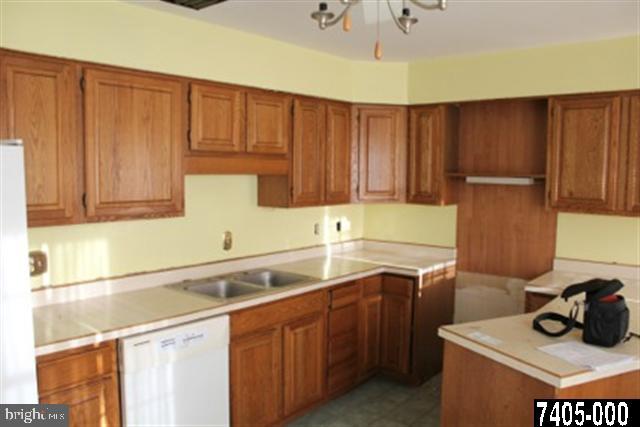 1562 Crestlyn Road York, PA 17403 - Photo 8 of 25 Gallery Image 8