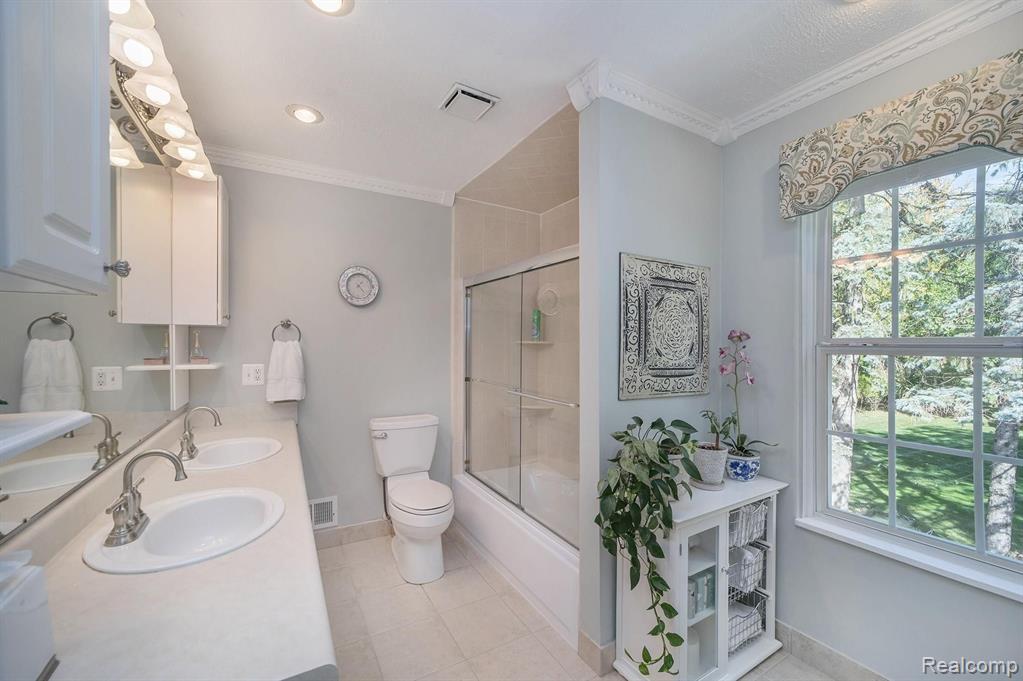 1126 Barneswood Lane Rochester Hills, MI 48306 - Photo 22 of 44