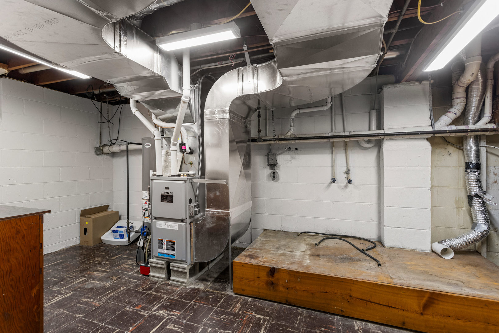 904 West Kirby Avenue Champaign, IL 61821 - Photo 34 of 46 a room with gym equipment