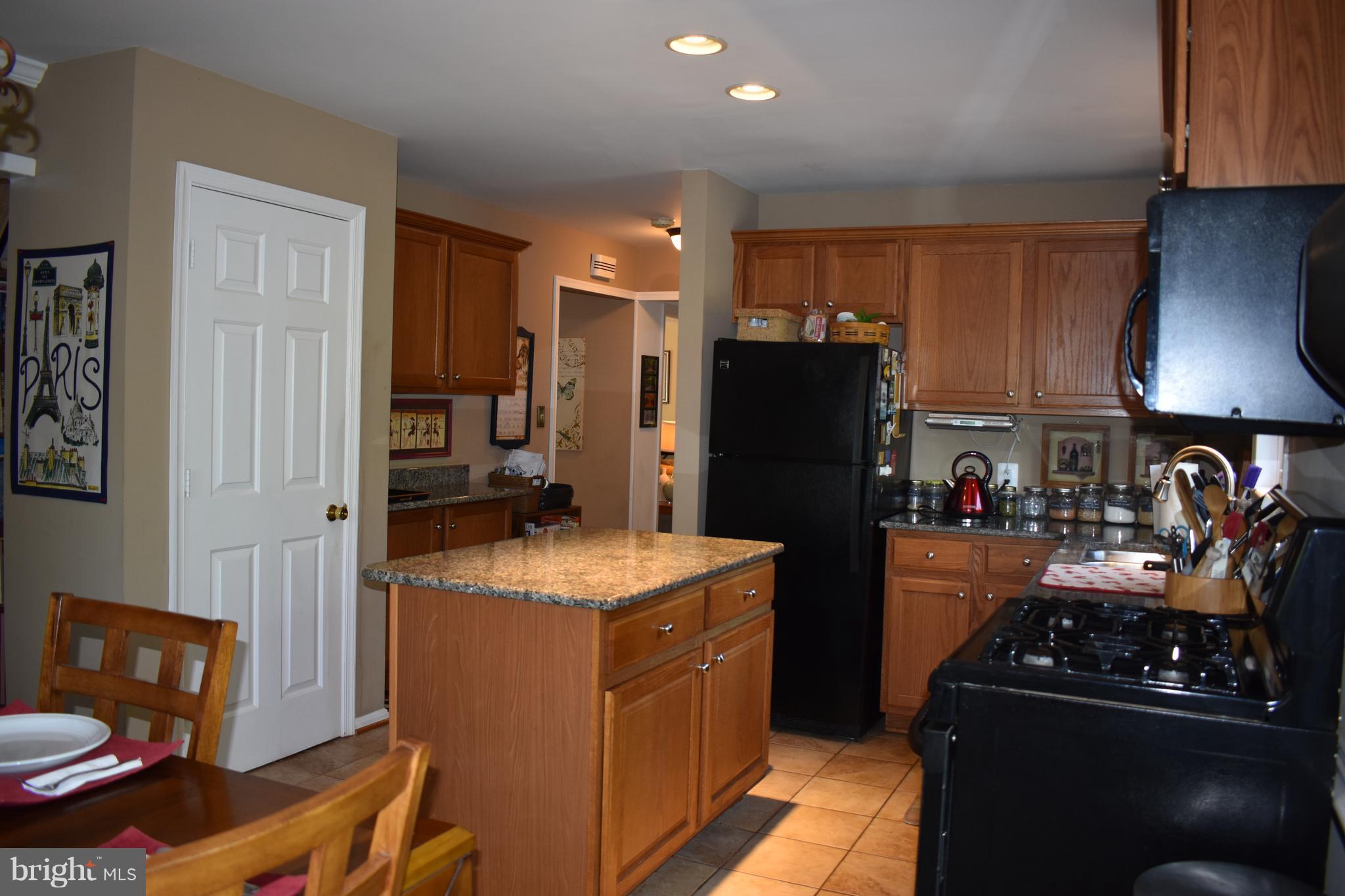 8618 Stonewall Road Manassas, VA 20110 - Photo 11 of 30 A fantastic center island!