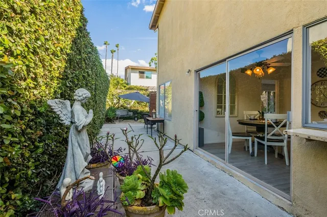 a view of a backyard with sitting area and furniture