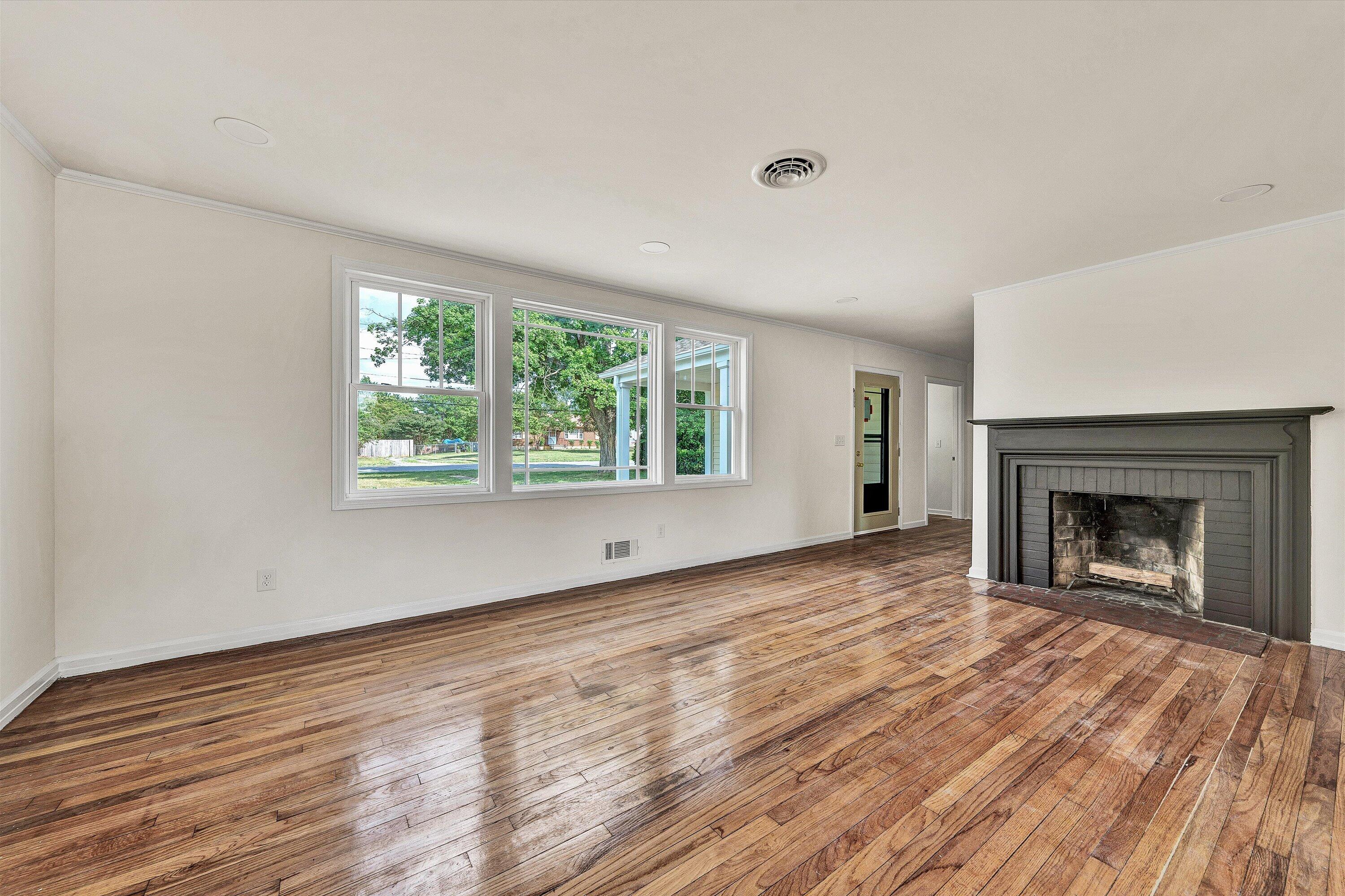 1127 Highland Road Salem, VA 24153 - Photo 3 of 23 Living Room
