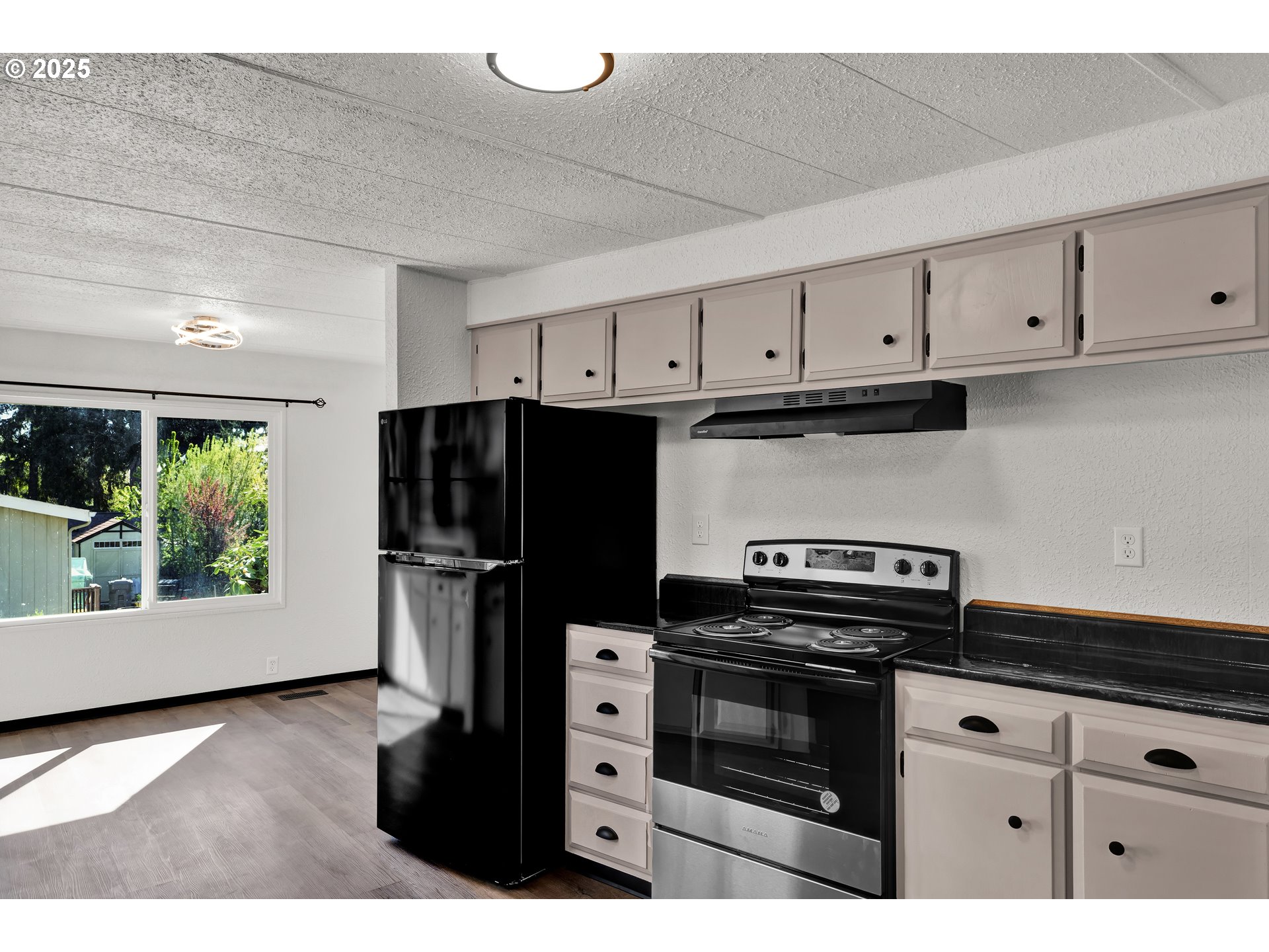 5055 Northeast Elliott Circle, Unit 8 Corvallis, OR 97330 - Photo 11 of 35 a kitchen with appliances and cabinets