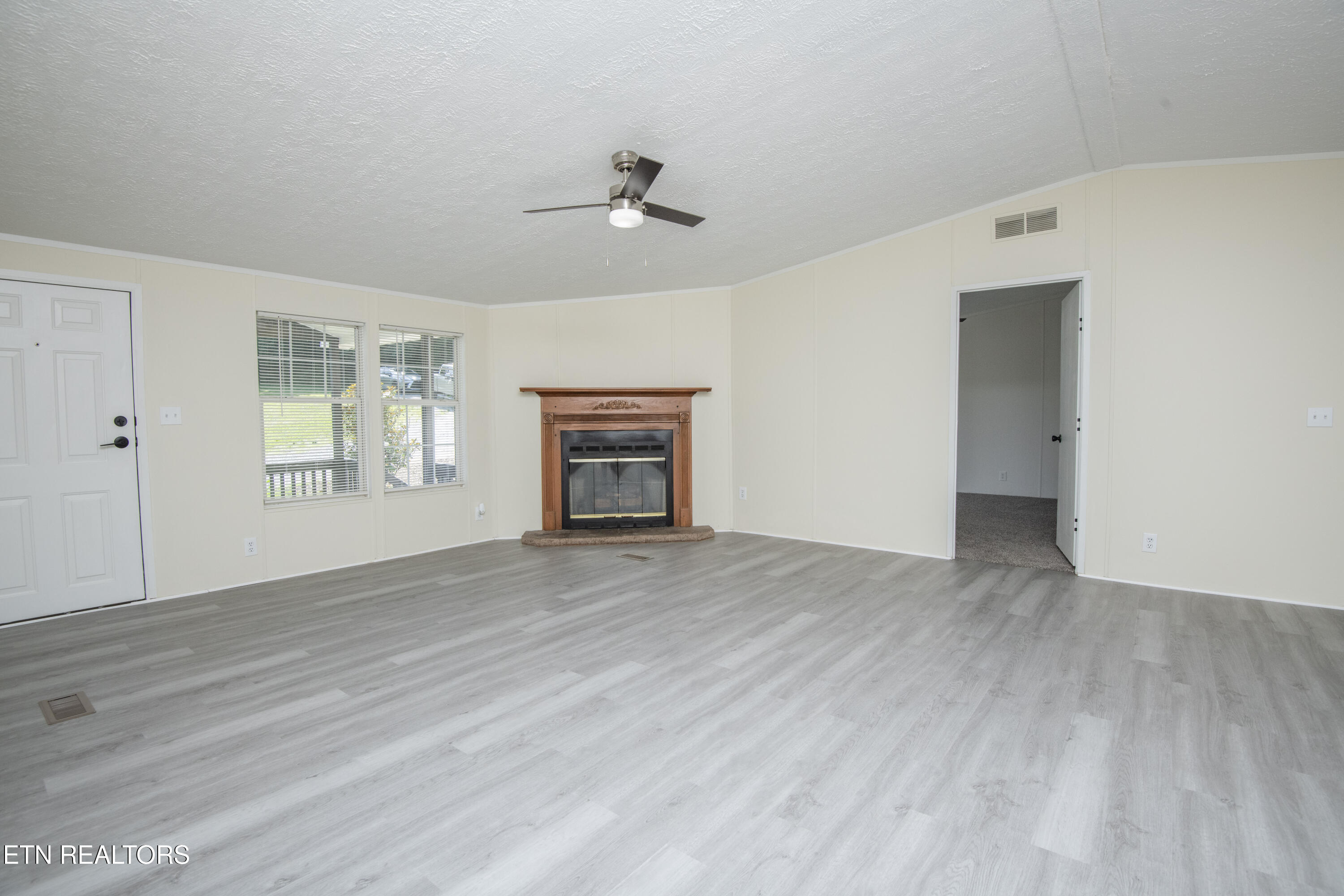1587 Lower Caney Valley Road Tazewell, TN 37879 - Photo 5 of 42 living 3