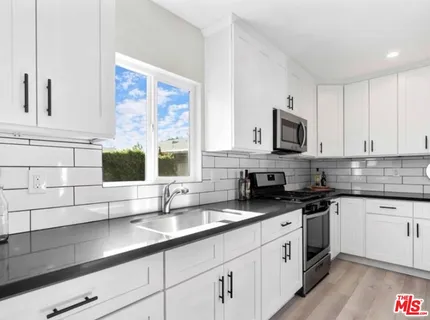 $3,650 | 6651 Aldea Avenue, Lake Balboa, CA 91406