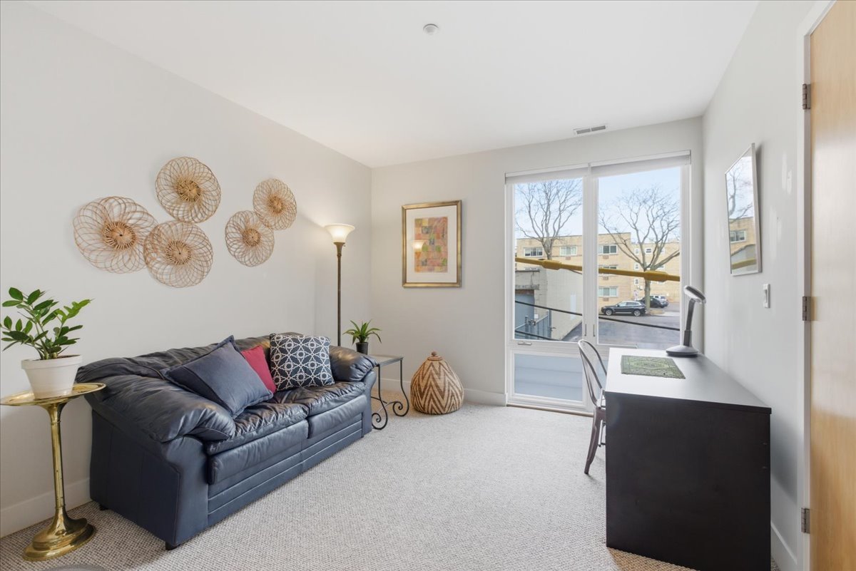 2515 Prairie Avenue, Unit 1E Evanston, IL 60201 - Photo 12 of 17 a living room with furniture and a large window