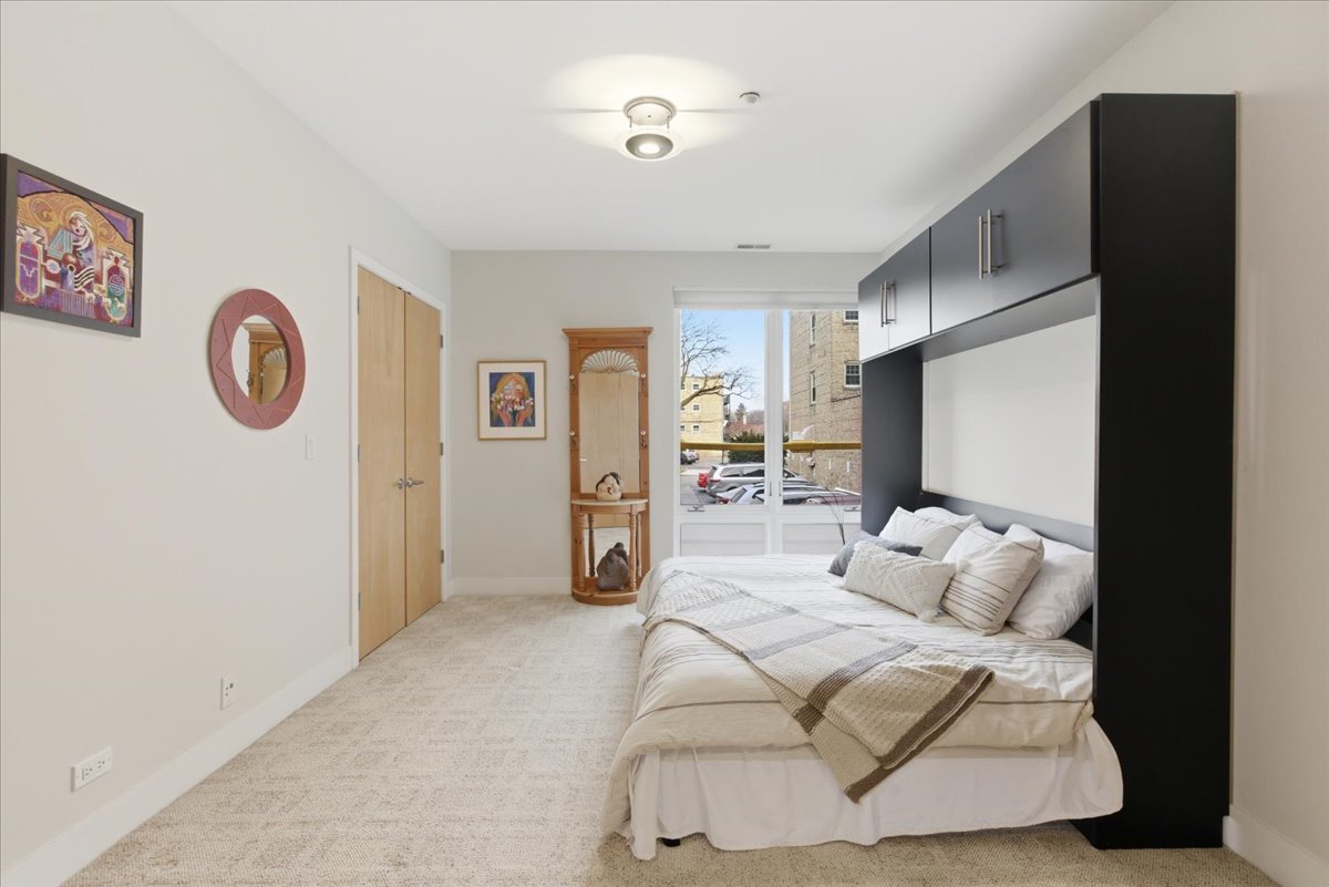 2515 Prairie Avenue, Unit 1E Evanston, IL 60201 - Photo 13 of 17 a bedroom with a bed and a wall painting