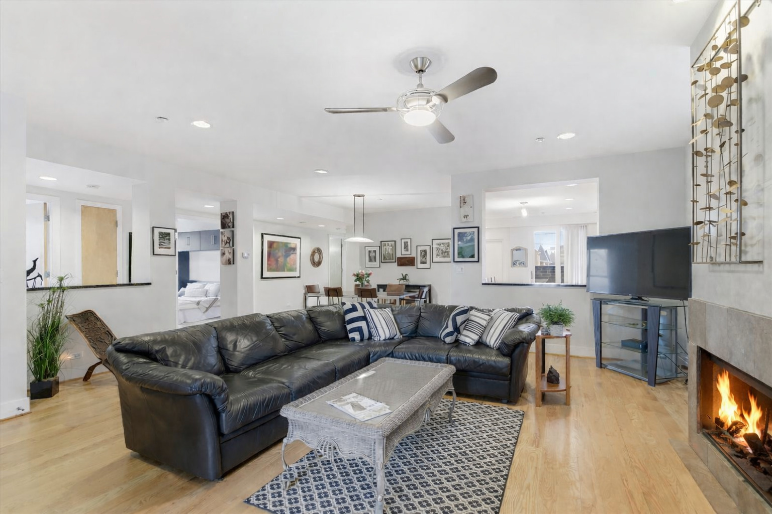 2515 Prairie Avenue, Unit 1E Evanston, IL 60201 - Photo 3 of 17 a living room with furniture and a flat screen tv