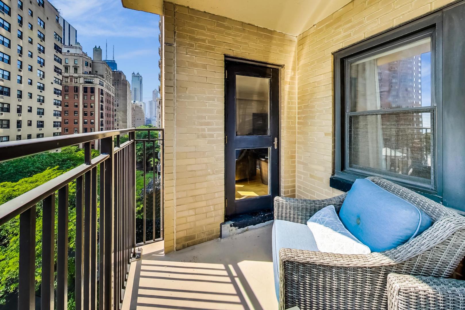 1350 North Astor Street, Unit 8B Chicago, IL 60610 - Photo 22 of 27 a outdoor space with balcony