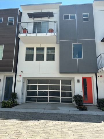 a black and white photo of a building