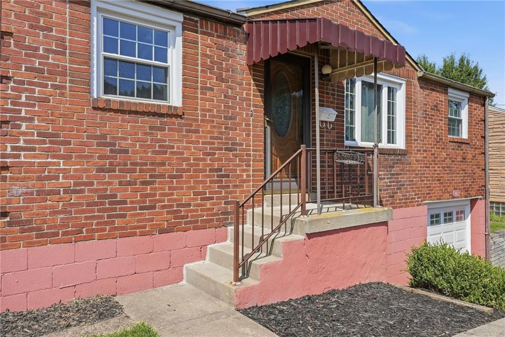 181 Castle Road Pittsburgh, PA 15234 - Photo 3 of 32 Gallery Image 3