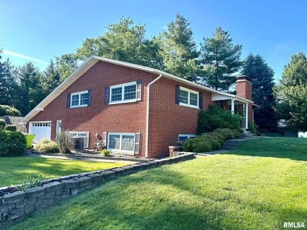 $294,900 | 5 Queens Lane, Jacksonville, IL 62650