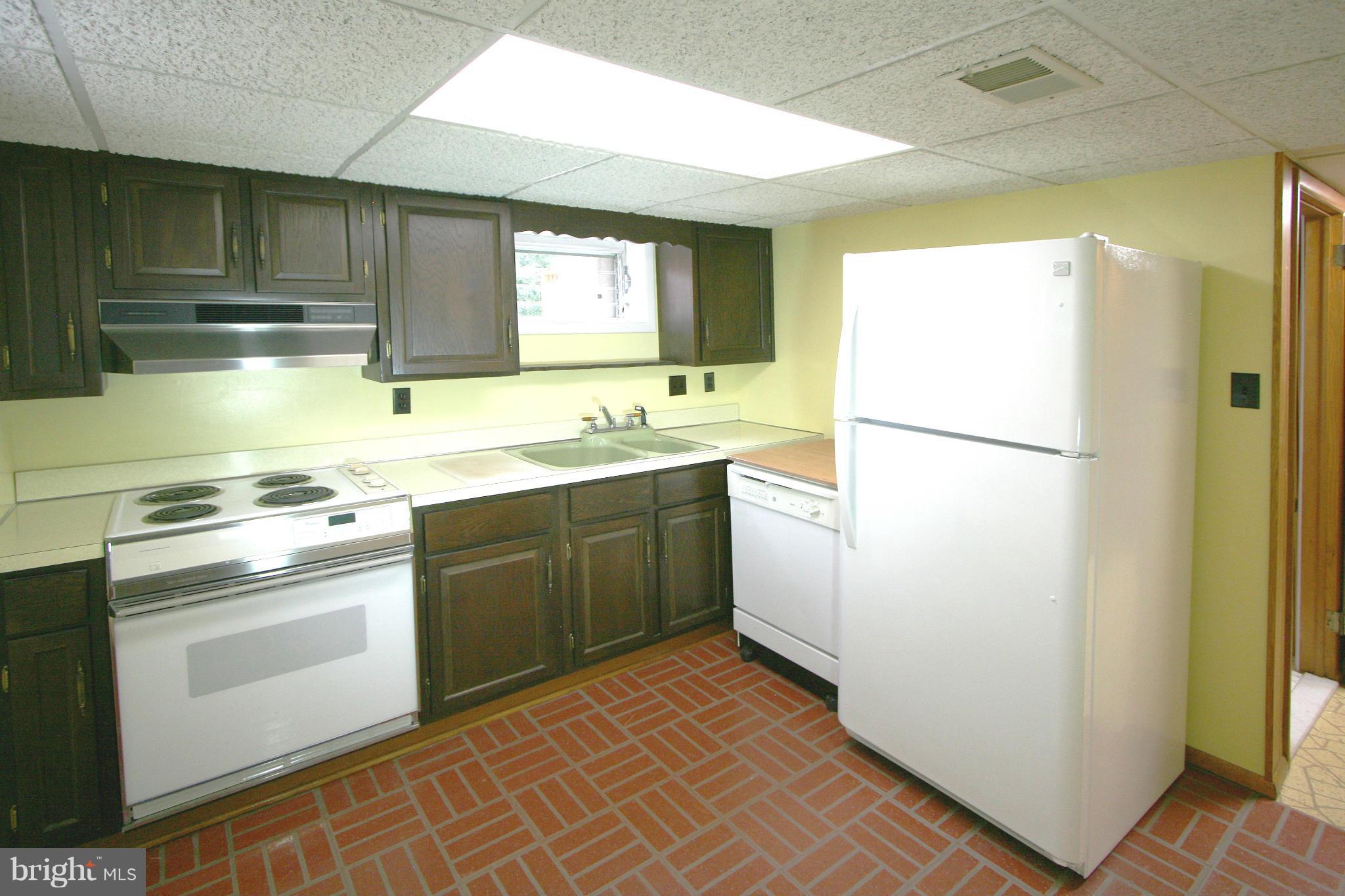 2525 Briggs Chaney Road Silver Spring, MD 20905 - Photo 20 of 30 Wet Bar Room