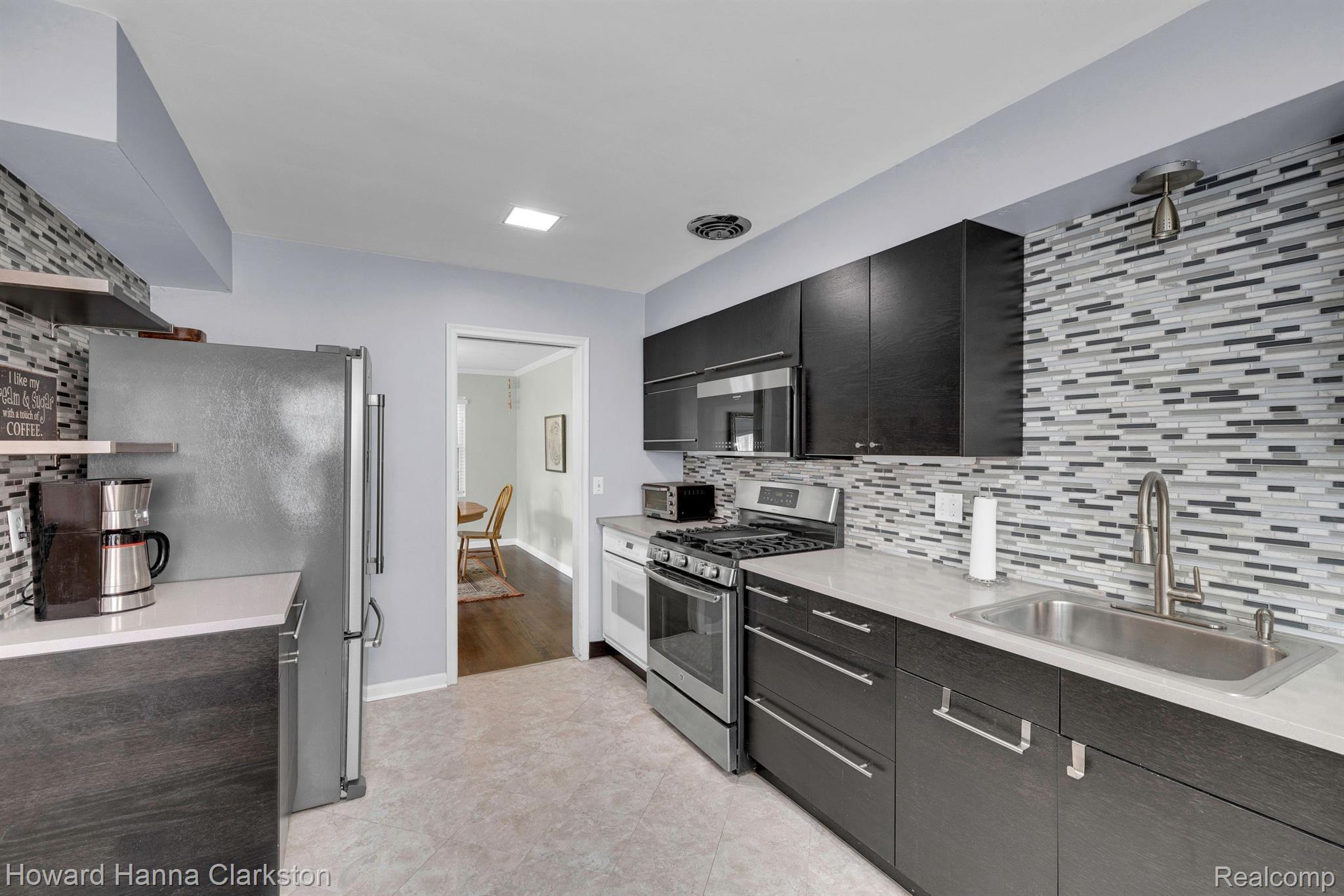 813 Harcourt Road Grosse Pointe, MI 48230 - Photo 13 of 40 Kitchen with updated appliances from common entry.