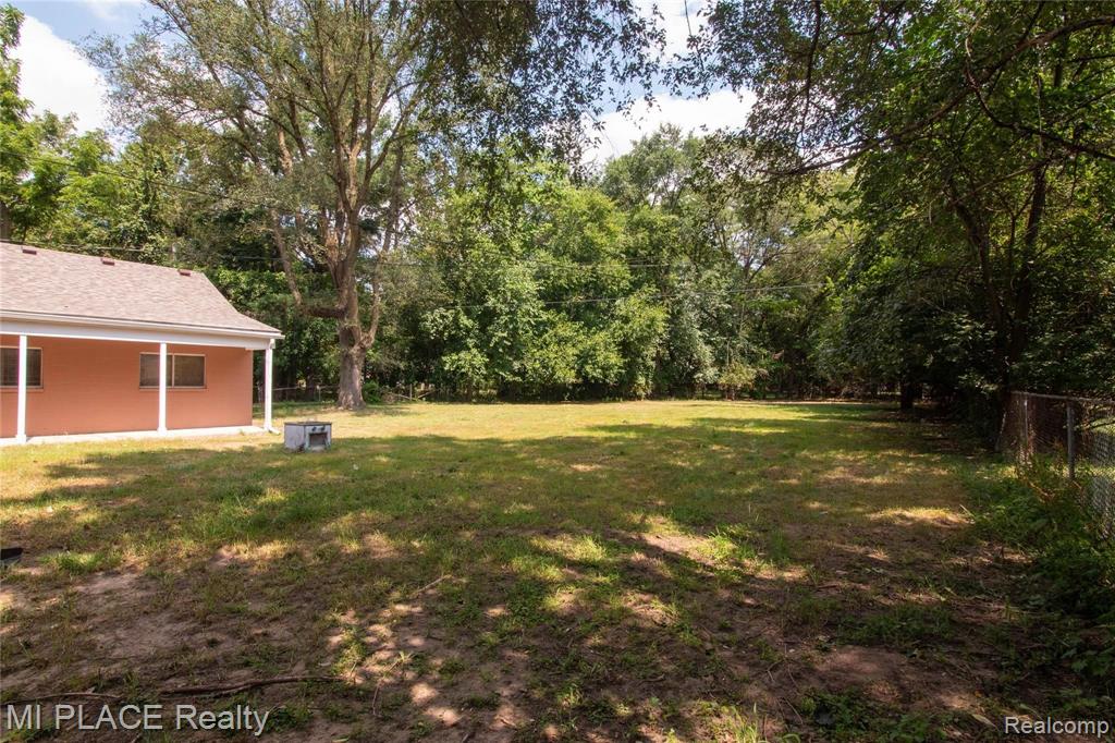 22330 Berg Road Southfield, MI 48033 - Photo 7 of 32