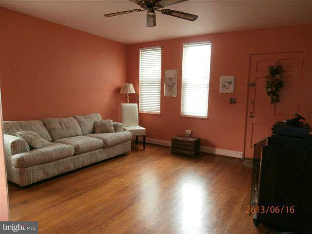 1639 Yakona Road Baltimore, MD 21286 - Photo 4 of 16 a living room with furniture and a window