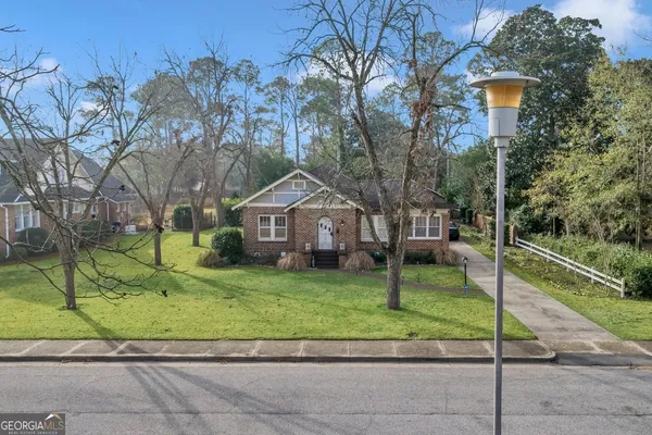 a view of a house with backyard