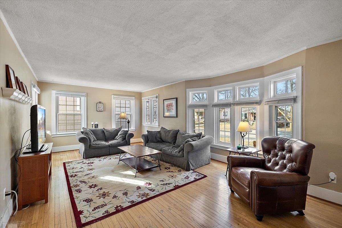24 Devonshire Road Pleasant Ridge, MI 48069 - Photo 18 of 62 Living Room