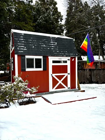 a view of a yard with a tree