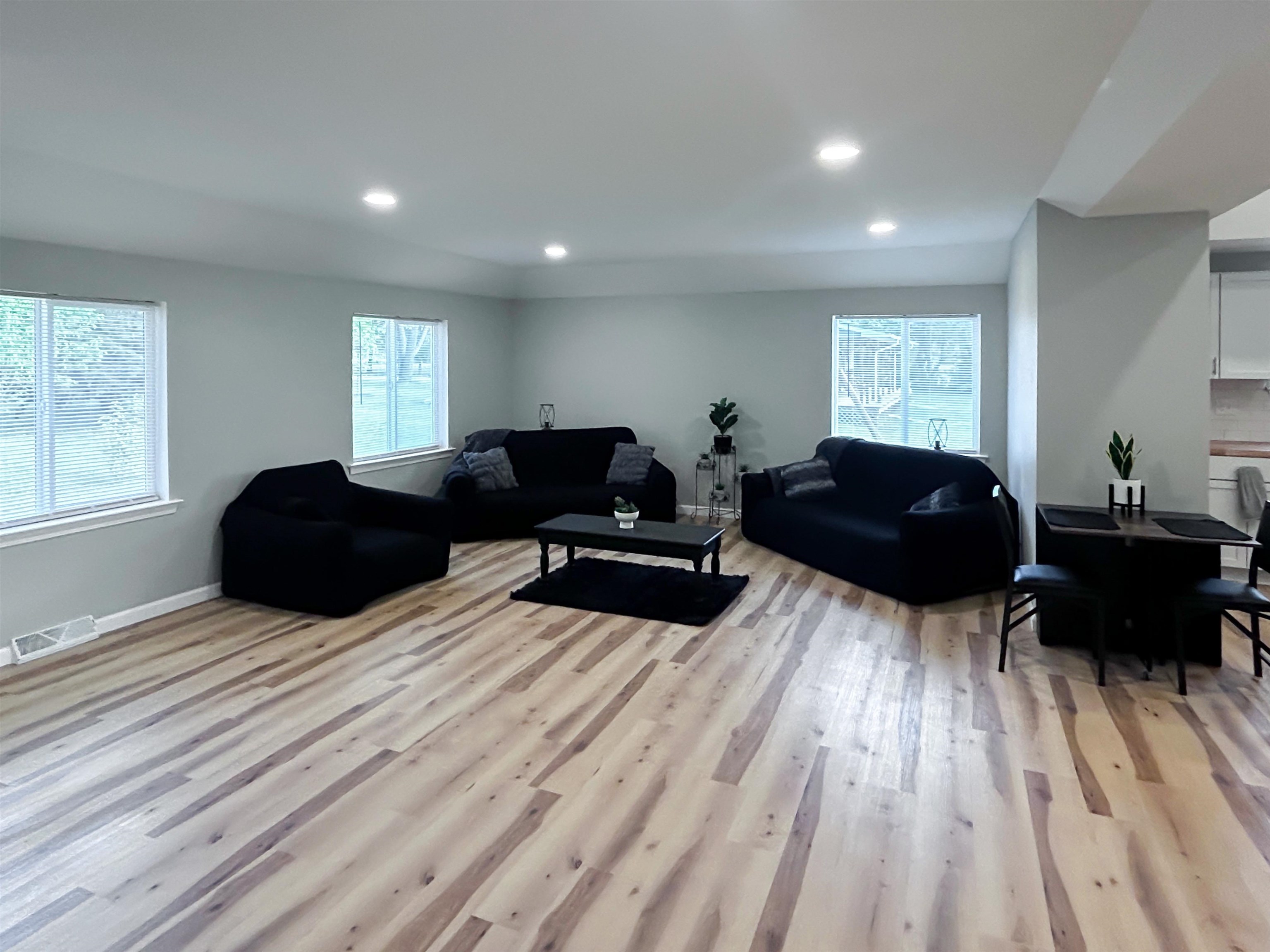 5098 North Center Road Flint, MI 48506 - Photo 4 of 47 50176313-032124da-ed36-488e-a3c5-c680d84969a6.JPG