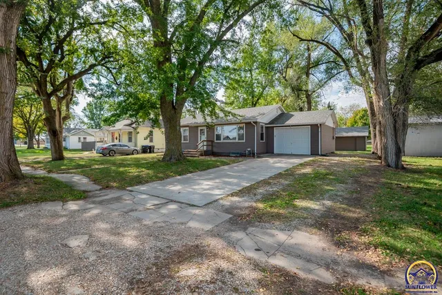 $189,000 | 611 Pearl Street, Rossville, KS 66533