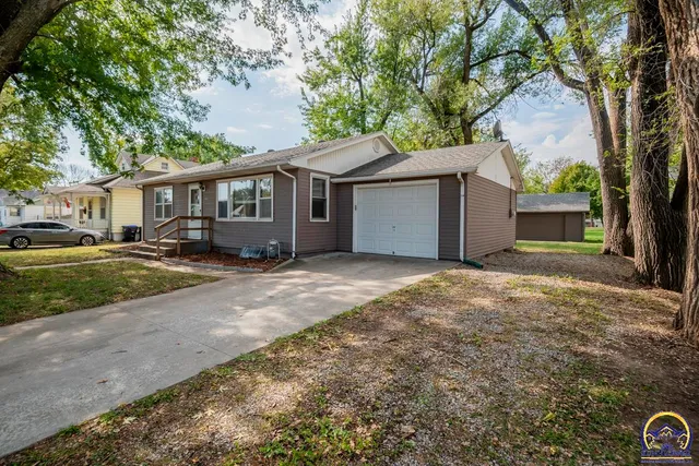 $189,000 | 611 Pearl Street, Rossville, KS 66533