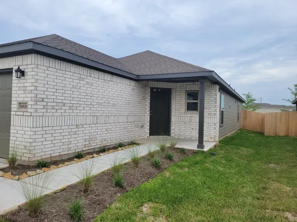 a view of a house with backyard