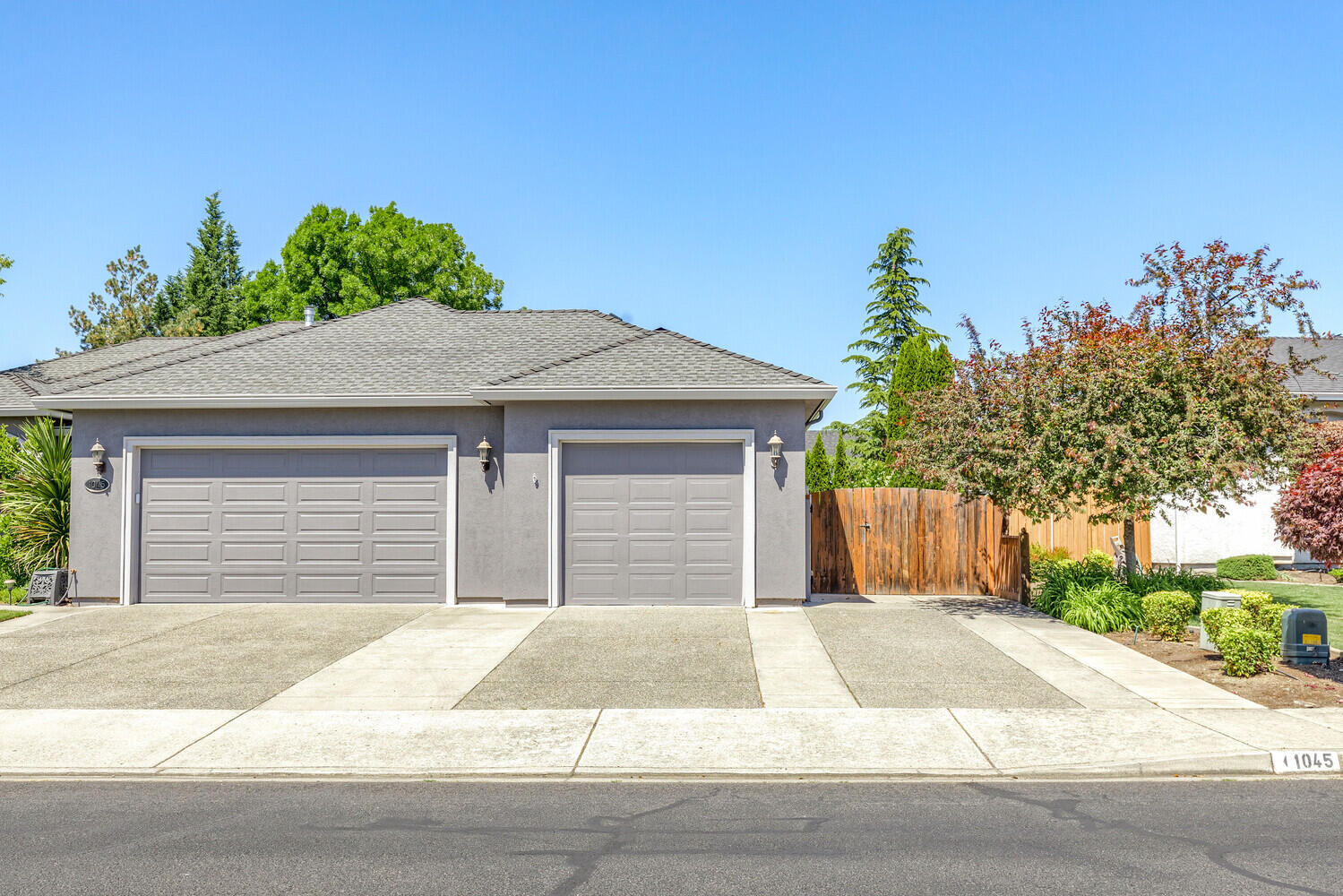 1045 Coral Ridge Eagle Point, OR 97524 - Photo 4 of 48