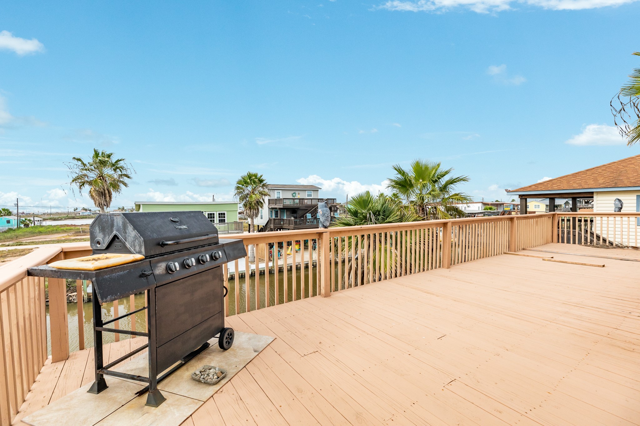 211 Pompano Lane Surfside Beach, TX 77541 - Photo 15 of 44 a balcony with a stove