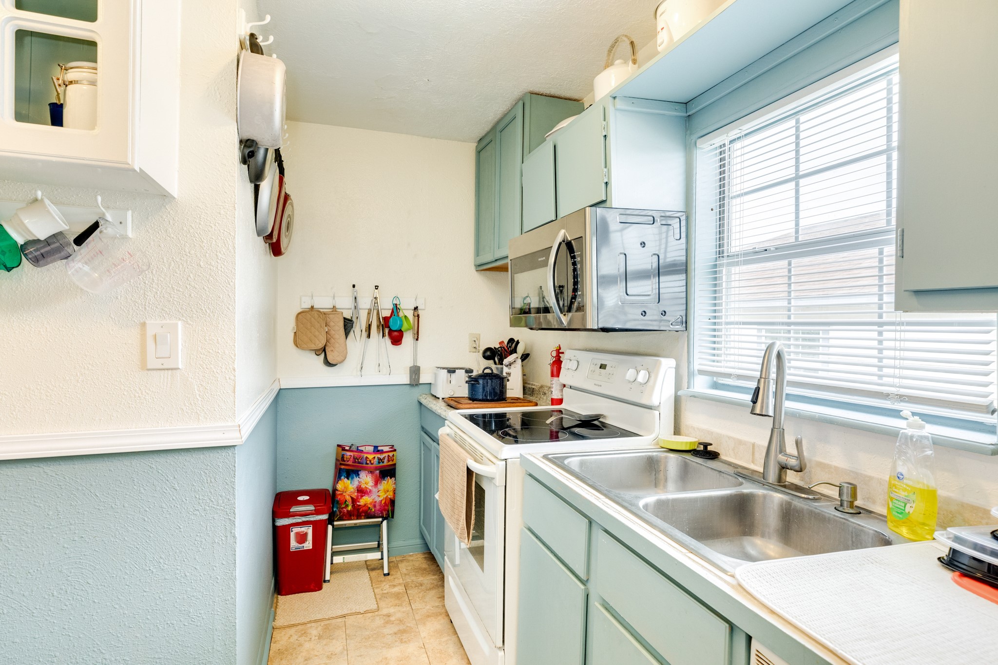 211 Pompano Lane Surfside Beach, TX 77541 - Photo 24 of 44 a kitchen with a sink stove and cabinets