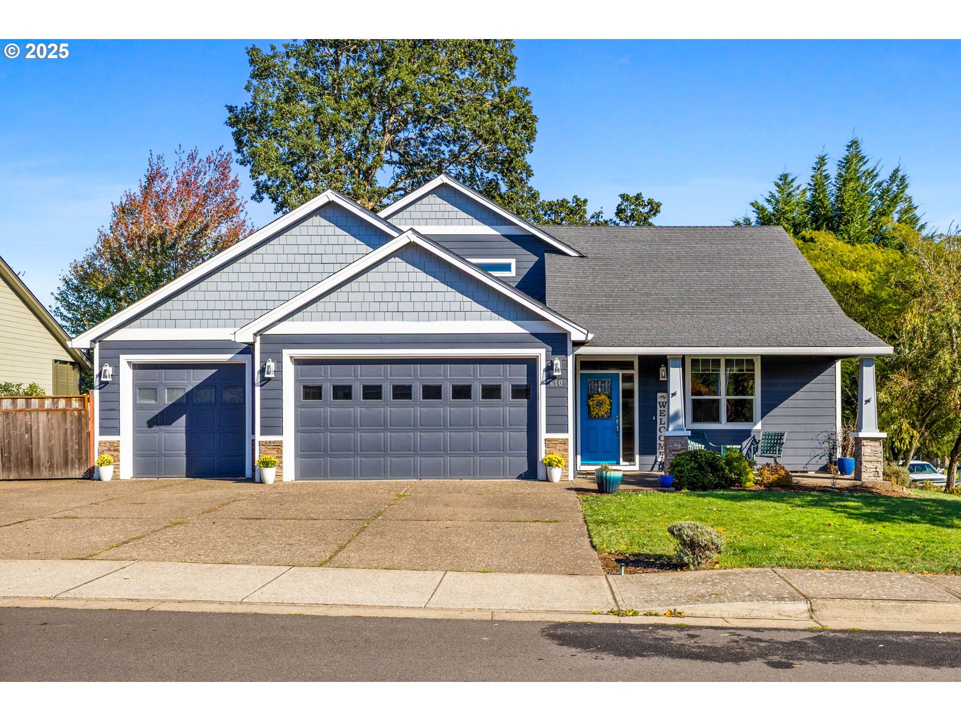 610 Northwest Hillcrest Drive Dallas, OR 97338 - Photo 1 of 32 a front view of a house with a yard