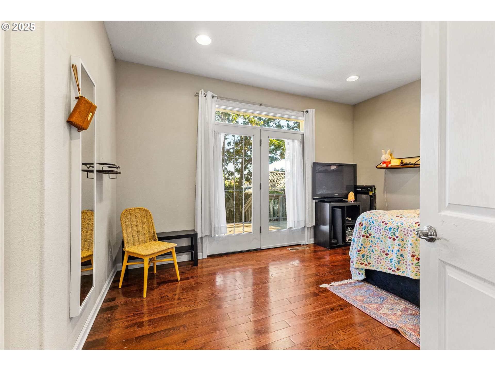 610 Northwest Hillcrest Drive Dallas, OR 97338 - Photo 14 of 32 a living room with furniture and a wooden floor