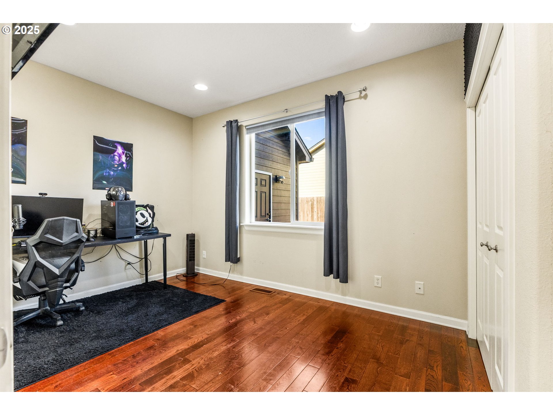 610 Northwest Hillcrest Drive Dallas, OR 97338 - Photo 18 of 32 a living room with furniture and a window