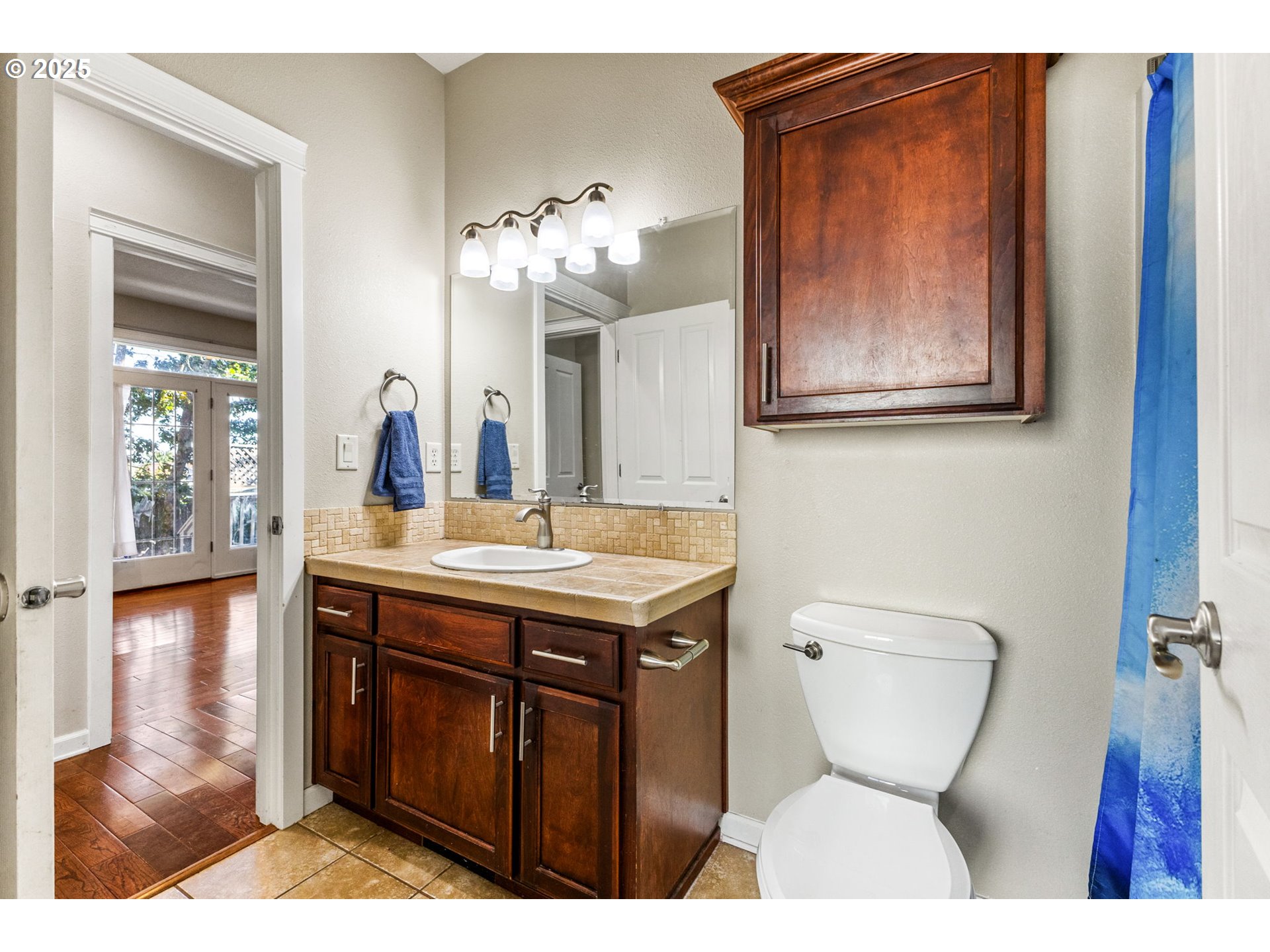 610 Northwest Hillcrest Drive Dallas, OR 97338 - Photo 19 of 32 a bathroom with a toilet a sink and mirror