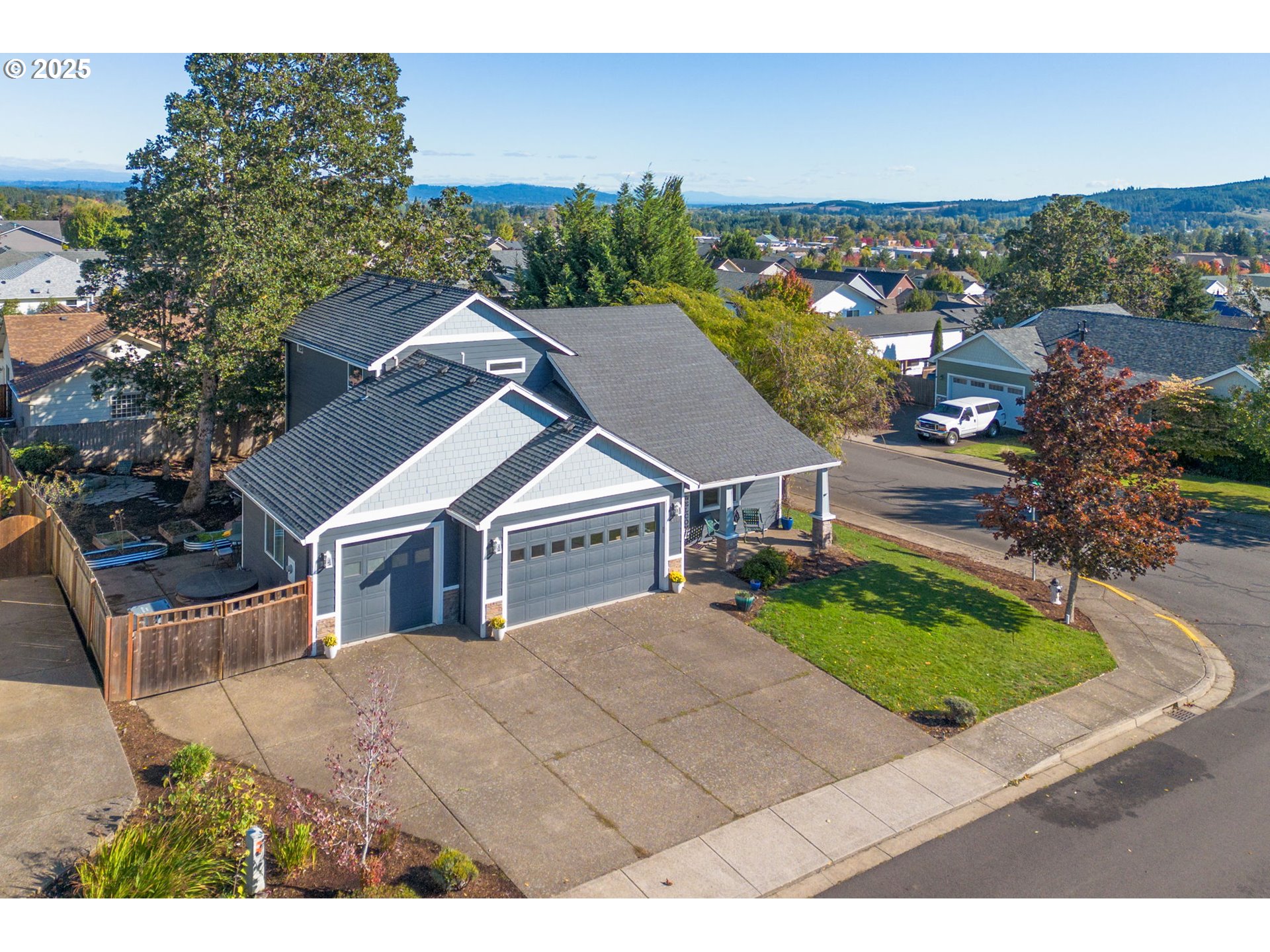 610 Northwest Hillcrest Drive Dallas, OR 97338 - Photo 2 of 32 an aerial view of a house
