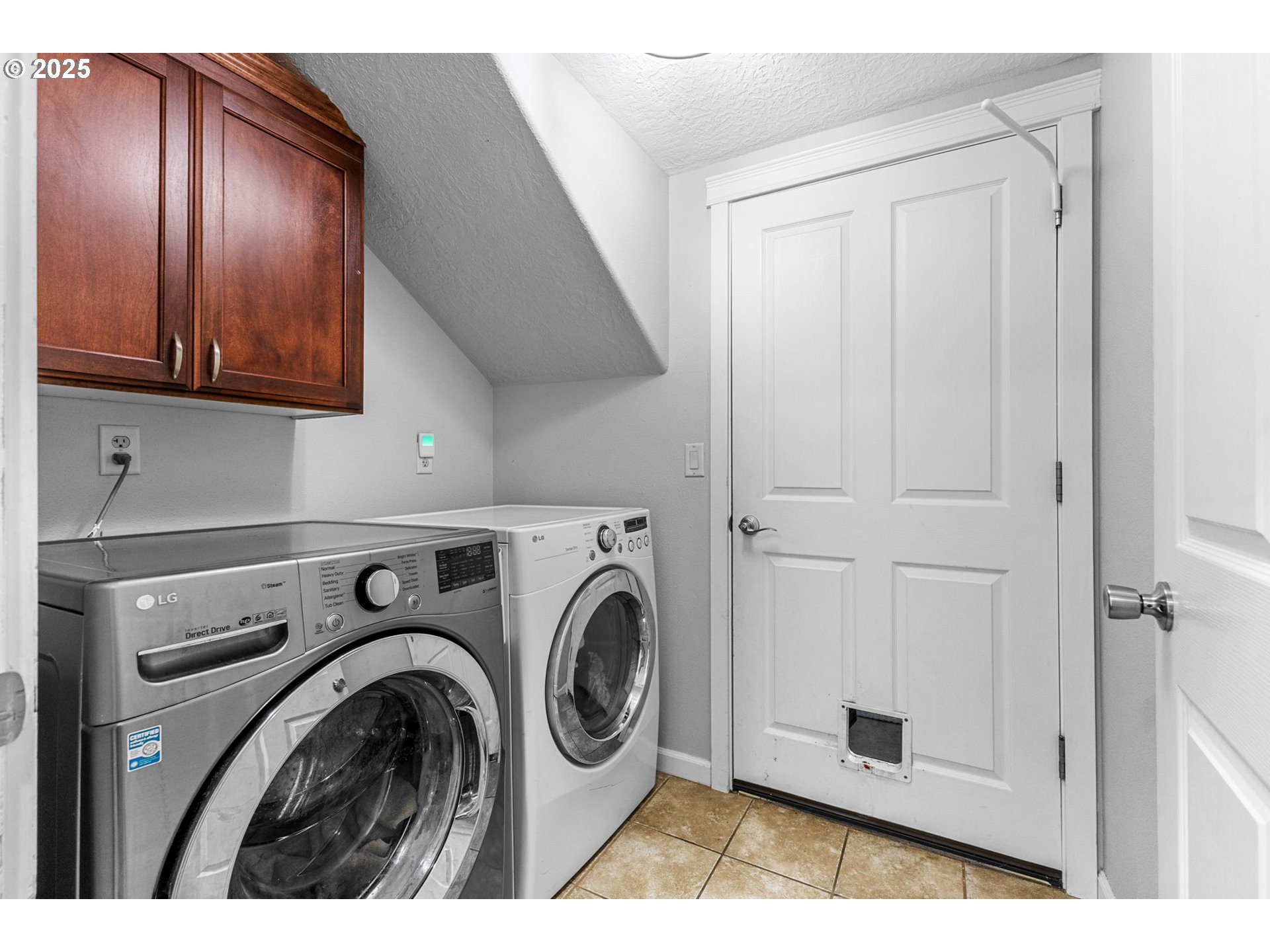610 Northwest Hillcrest Drive Dallas, OR 97338 - Photo 23 of 32 a utility room with dryer and washer